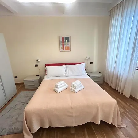 Palazzo Civetta, Gufo Reale In Center Town